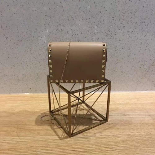 Valentino Garavani Rockstud embrague de cuero 01327 albaricoque