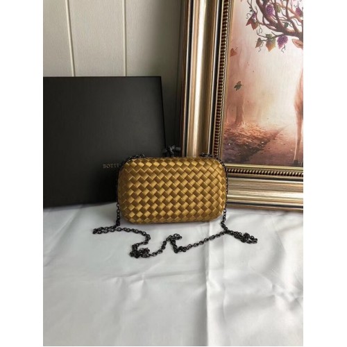 BOTTEGA VENETA Clutch de satén con ribete de piel de serpiente con nudo 62548 Bronce