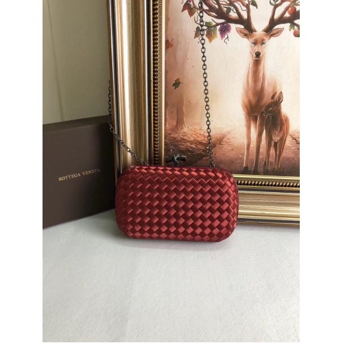 BOTTEGA VENETA Clutch de satén con ribete de piel de serpiente con nudo 62548 Burdeos