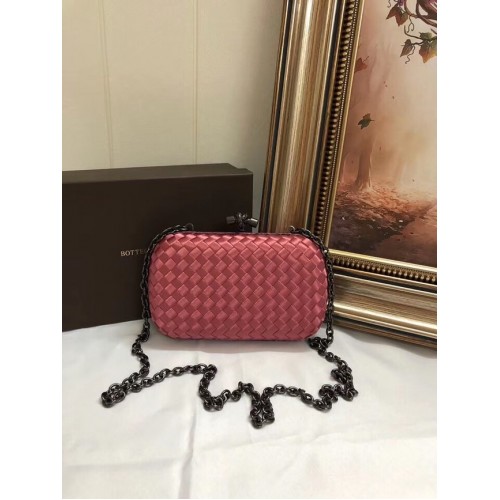 BOTTEGA VENETA Clutch de satén con ribete de piel de serpiente con nudo 62548 Rojo Sandía