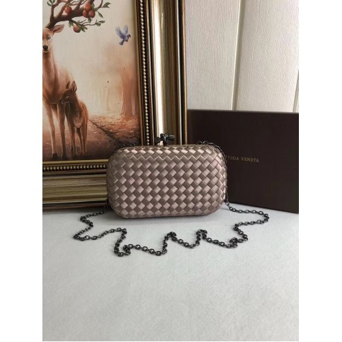 BOTTEGA VENETA Clutch de satén con ribete de piel de serpiente con nudo 62548 albaricoque