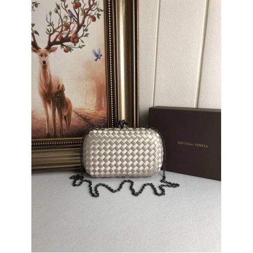 BOTTEGA VENETA Clutch de satén con ribete de piel de serpiente nudo 62548 beige