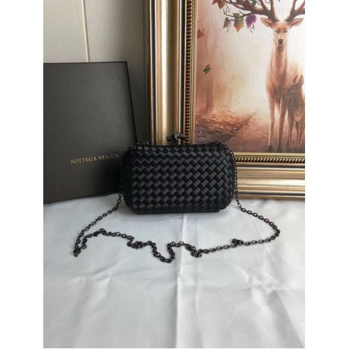 BOTTEGA VENETA Clutch de satén con ribete de piel de serpiente nudo 62548 negro