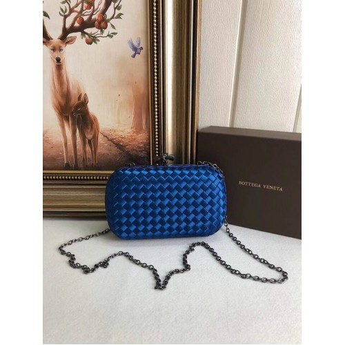 BOTTEGA VENETA Clutch de satén con ribete de piel de serpiente con nudo 62548 azul