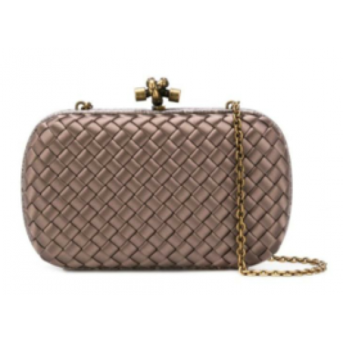 BOTTEGA VENETA Clutch de satén con ribete de piel de serpiente con nudo 62548 champagne