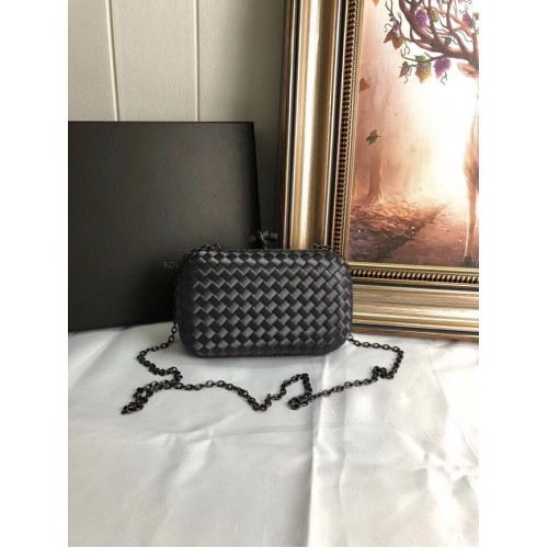 BOTTEGA VENETA Clutch de satén con ribete de piel de serpiente nudo 62548 gris oscuro