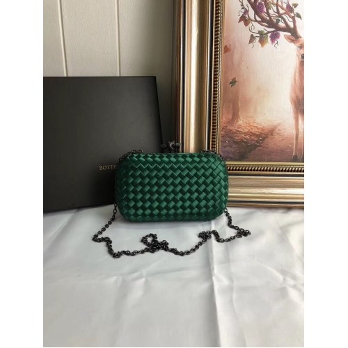 BOTTEGA VENETA Clutch de satén con ribete de piel de serpiente nudo 62548 verde