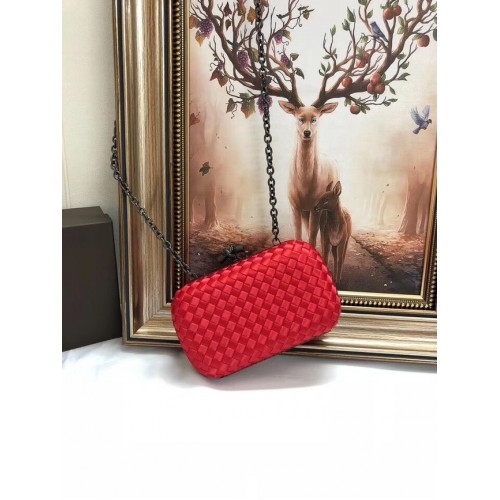 BOTTEGA VENETA Clutch de satén con ribete de piel de serpiente nudo 62548 rojo