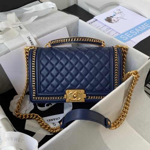 BOLSO DE MANO BOY CHANEL Metal dorado A67086 azul oscuro