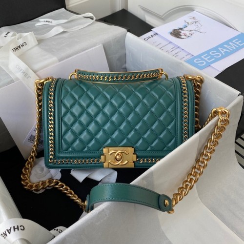 BOLSO DE MANO BOY CHANEL Metal dorado A67086 verde