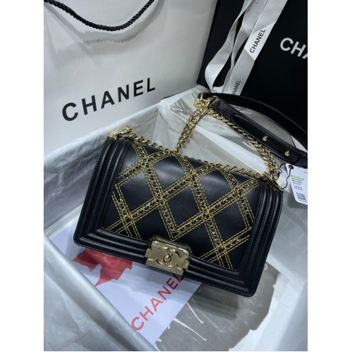 Bolso BOY CHANEL Piel de ternera arrugada Metal dorado A67086 negro