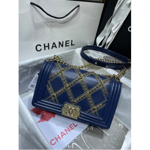 Bolso BOY CHANEL Piel de ternera arrugada Metal dorado A67086 azul oscuro