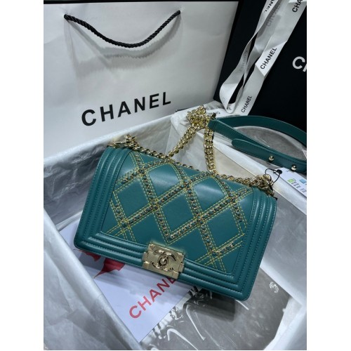 Bolso BOY CHANEL Piel de becerro arrugada Metal dorado A67086 verde
