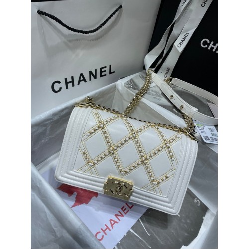 Bolso BOY CHANEL Piel de ternera arrugada Metal dorado A67086 blanco