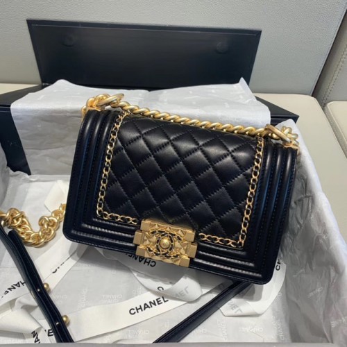 Bolso solapa BOY CHANEL A67085 negro