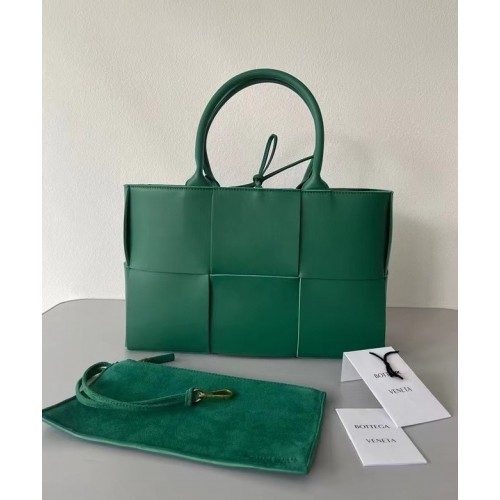 Bottega Veneta ARCO TOTE Bolso tote pequeño de piel granulada intrecciato 652867 RAINTREE