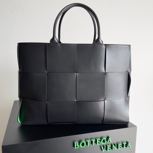 Bottega Veneta ARCO TOTE Bolso tote grande de piel granulada intrecciato 652868 negro