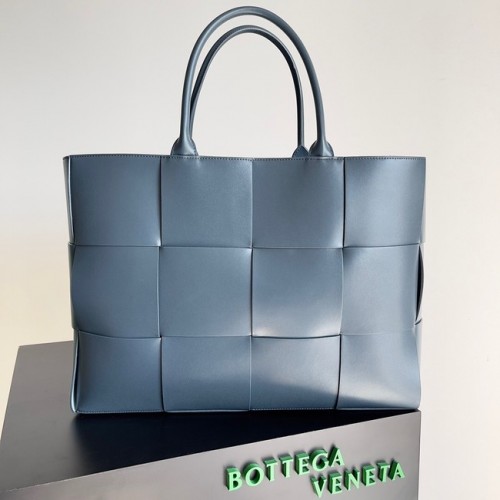 Bottega Veneta ARCO TOTE Bolso tote grande de piel granulada intrecciato 652868 azul
