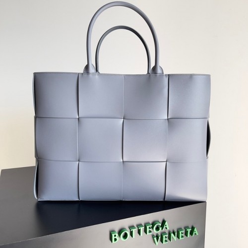 Bottega Veneta ARCO TOTE Bolso tote grande de piel granulada intrecciato 652868 gris