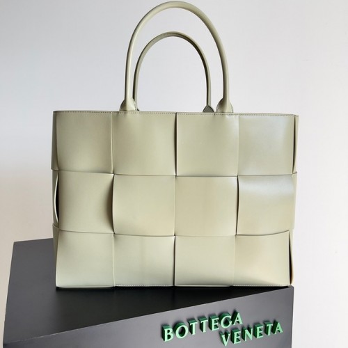 Bottega Veneta ARCO TOTE Bolso tote grande de piel granulada intrecciato 652868 gris claro