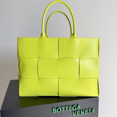 Bottega Veneta ARCO TOTE Bolso tote grande de piel granulada intrecciato 652868 amarillo