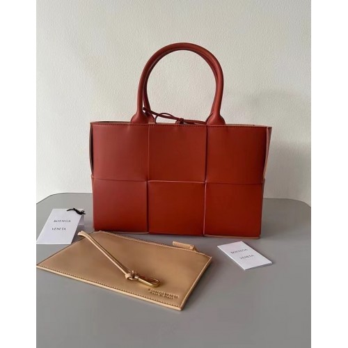 Bottega Veneta ARCO TOTE Bolso tote pequeño de piel granulada intrecciato 652867 MAPLE