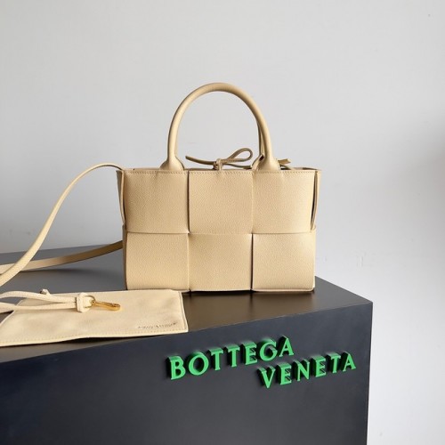 Bottega Veneta ARCO TOTE Bolso tote pequeño de piel granulada intrecciato 709337 Gachas de avena
