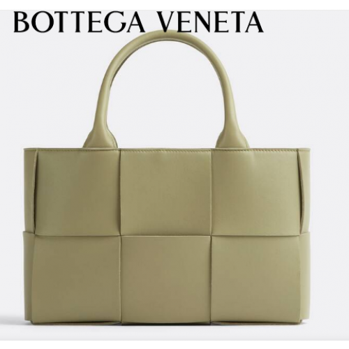 Bottega Veneta ARCO TOTE Bolso tote pequeño de piel granulada tejida 709337 Travertino