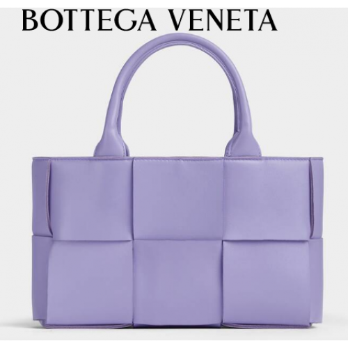 Bottega Veneta ARCO TOTE Bolso tote pequeño de piel granulada intrecciato 709337 Wisteria