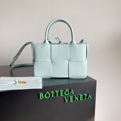 Bottega Veneta ARCO TOTE Bolso tote pequeño de cuero granulado trenzado 709337 azul claro