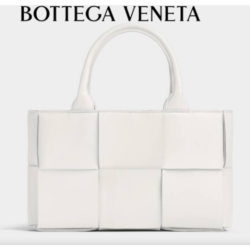 Bottega Veneta ARCO TOTE Bolso tote pequeño de cuero granulado trenzado 709337 blanco