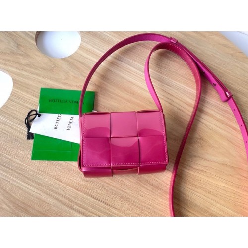 Bottega Veneta CASSETTE Mini bandolera de piel texturizada trenzada 666688 rosa