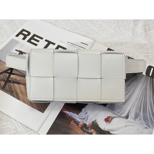 Bottega Veneta CASSETTE Mini Intreccio riñonera de piel 651053 MIRTH WASHED