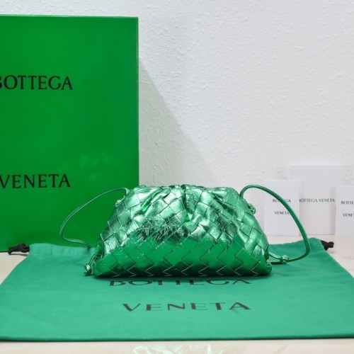 Bottega Veneta Mini clutch de cuero intrecciato con correa 585852 verde