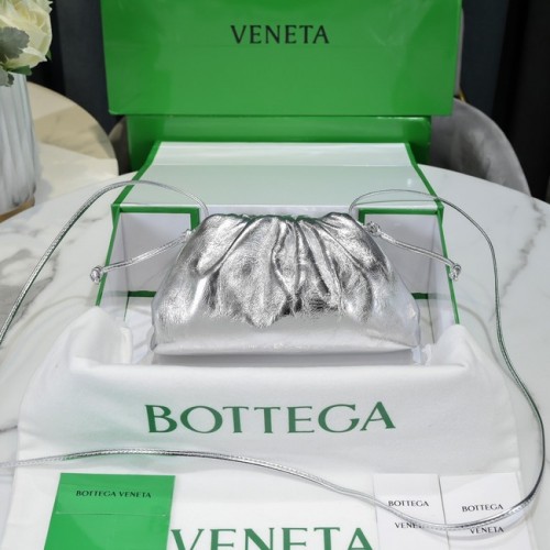 Bottega Veneta Mini clutch de cuero intrecciato con correa 585852 plata