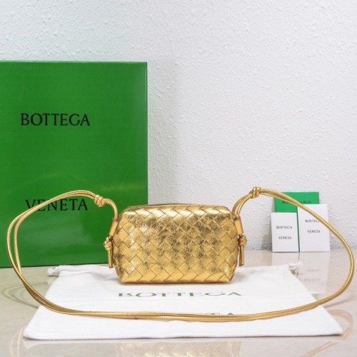 Bottega Veneta Mini bandolera de piel tejida 680254 dorado