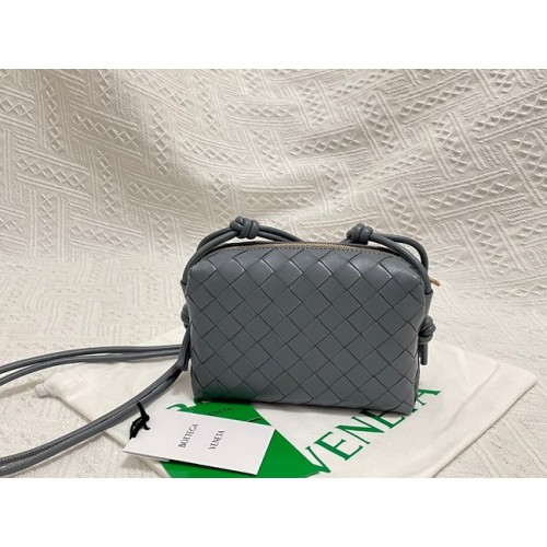 Bottega Veneta Mini bandolera de piel intrecciato 680254 gris