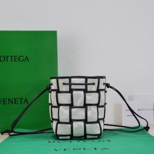 Bottega Veneta Mini bolso bombonera de cuero intreccio 680217 Natural y negro