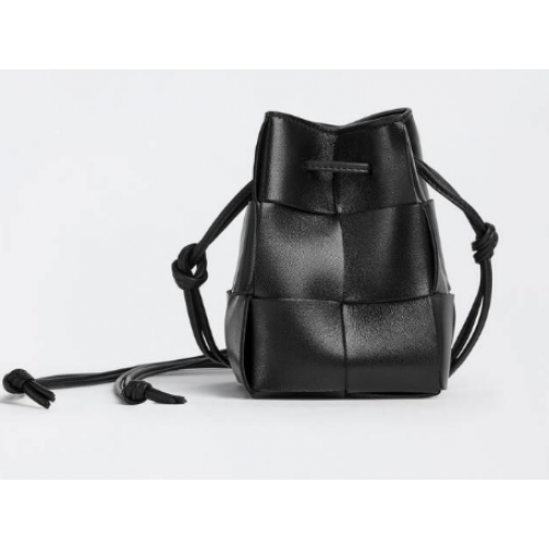 Bottega Veneta Mini Intreccio bolso bombonera de piel 680217 negro