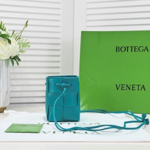 Bottega Veneta Mini Intreccio bolso bombonera de piel 680217 azul cielo