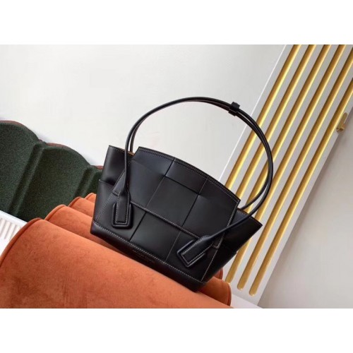 Bottega Veneta Original Weave Leather Arco Top Handle Bag 70013 Negro