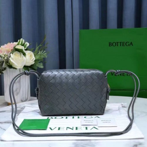 Bottega Veneta Bandolera pequeña de piel intrecciato 680255 Gris