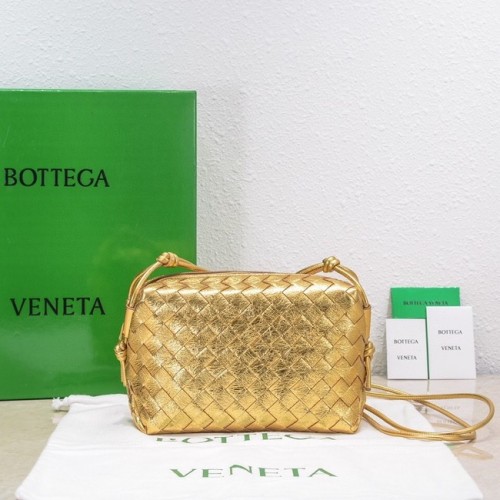 Bottega Veneta Bandolera pequeña de piel intrecciato 680255 dorado