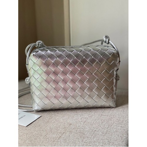 Bottega Veneta Bandolera pequeña de piel intrecciato 680255 plata