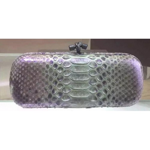 Bottega Veneta Clutch de cuero con nudo de serpiente 8651A