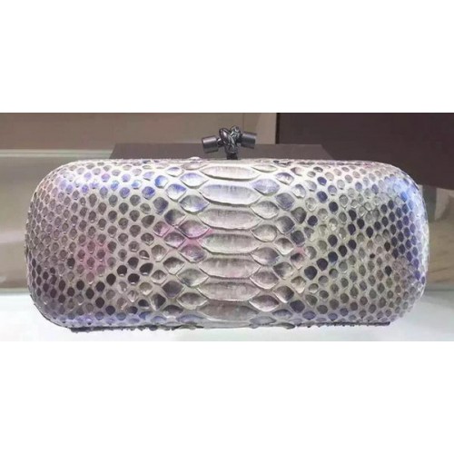 Bottega Veneta Clutch de cuero con nudo de serpiente 8651B