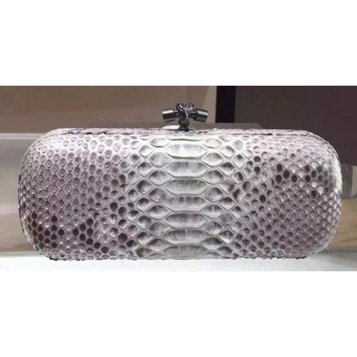 Bottega Veneta Clutch de cuero con nudo de serpiente 8651E