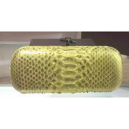 Bottega Veneta Clutch de cuero con nudo de serpiente 8651F
