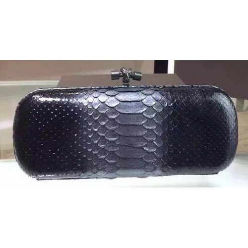 Bottega Veneta Clutch de cuero con nudo de serpiente 8651H