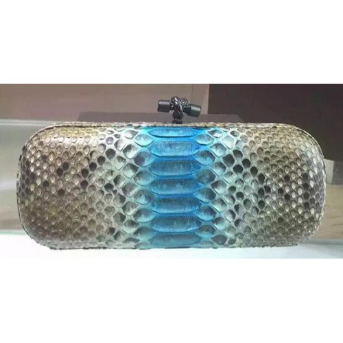 Bottega Veneta Clutch de cuero con nudo de serpiente 8651I